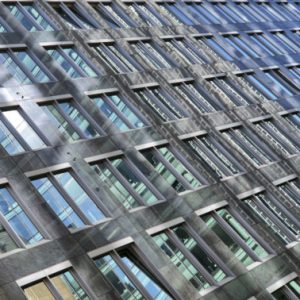 Fassade eines modernen Bürohochhauses in Frankfurt am Main, Deutschland